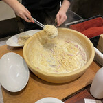 真狩村金丸農園直営 野菜居酒屋ルンゴカーニバル - 巨大ホールチーズで作るクリームパスタ