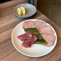 焼肉うしごろ 新宿三丁目店 - たべごろコース
                      極みのタン 厚切り上ハラミ