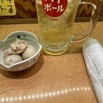 Ganso Kushimaru - ハイボール(430円)とお通しの里芋と鶏肉の煮物