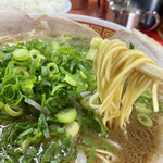 もっこす - 中華そば
      麺は極細ストレートでよく汁に絡む♪
      ニラ辛子や焦がしニンニクをたっぷり入れて
      いただくと､美味しさが更にブーストされる✨
      ただし帰りの車中で､妻に息が臭いと
      鼻をつままれる事間違いなし！