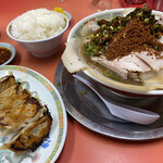 もっこす - 神戸で餃子￥300は味噌ダレで食べる文化があり
      この店でも提供してくれるんだけど
      僕は酢醤油に味噌ダレを合わせる
      混合スタイルで頂いています♪