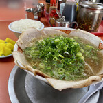 もっこす - もっこすと言えばこの｢中華そば¥900｣
      豚骨ならぬ､豚足スープがとっても上手いんだなぁ〜
      大量のネギが真ん中に鎮座し､一般の店なら
      チャーシューメンに分類されるくらいの量が
      中華そばには入ってる♪