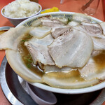 もっこす - チャーシューメン￥1,100
      なんだこのチャーシューの量､丼が覆われてるぞ
      ((((；ﾟДﾟ)))))))‼️
      めっちゃ肉肉しくてジューシー✨
      いつもだいたいコレ頼みます❤︎