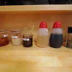 ラーメン 三亀 - 卓上の豪華な薬味