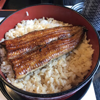 鰻割烹 伊豆栄 本店 - 二段目には鰻*\(^o^)/*これがものすごく美味♬鰻の量が選べます。おっきくすればと後悔。。。ご飯とタレの相性もステキ