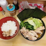 ラーメン 三亀 - ラーメンとご飯