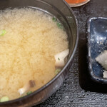祇園炉端 三郎 - 味噌汁と漬物