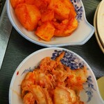 大阪 十三 鉄板焼 かしわぎ - カクテキと白菜キムチ♪