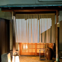 すし いわお - 外観。生成色の暖簾が素敵です