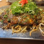 広島風お好み焼き 裏島 - 肉玉うどん 牡蠣入り