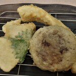 Tempura Hamaya - 左から　ササミ大葉巻、椎茸、イカ