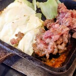 焼肉ホルモンまっちゃん - 中は、レア。ソースと肉の脂で、キャベツが旨っ。