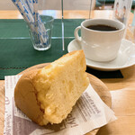 カフェ アロハマイ - 料理写真:パイナップルシフォンケーキとコーヒー