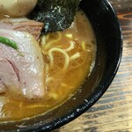 家系ラーメン クックら - マイルドさとしょっぱさのバランスがいいスープ。