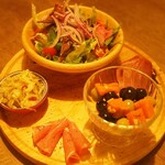Koshitsu Bisutoro Furumu-N Shibuya Honten - FULLMOoN厳選 旬の前菜盛り合わせ＋季節の前菜のビストロサラダ