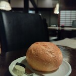 Yuushoku Itarian Touemon Sakae - 焼きたて自家製パン、アンチョビバター