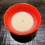Hoshino - 胡麻豆腐: 円やかで王道の胡麻豆腐。真ん中の辛子が良い塩梅。