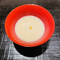 新ばし 星野 - 胡麻豆腐: 円やかで王道の胡麻豆腐。真ん中の辛子が良い塩梅。