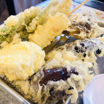 地魚屋台 浜ちゃん - 揚げたての天ぷら。