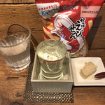 麹町いづみや しろ - カルビーかっぱえびせん、熊本 五ッ木 山うにとうふ、栄光富士 闇鳴秋水 純米大吟醸無ろ過生原酒 
      