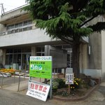 すみれ - 向かいの公民館の右奥が駐車場です。