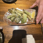 Roppou Hachibei - 【野沢菜の天ぷら638円】税込　他の店で食べる野沢菜の天ぷらより、割とあっさりで軽い感じに仕上がっています。少し物足りなさは感じますが、ビールとの相性は良さそうです。スタート時のオーダーで！！