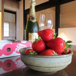 Michi No Eki Koishiwara - 宿泊先で、購入苺と持込シャンパン