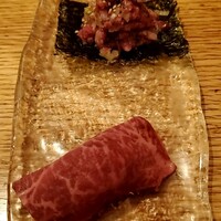 青山まんぷく - ネギ塩ユッケと和牛の赤身寿司