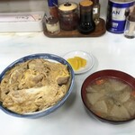 Kouraku - 親子丼、味噌汁、たくあん（800円）