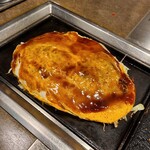 Tako no tetsu - たこ焼きを焼いてる間、隣の鉄板には既に厨房で焼かれたお好み焼きが置かれた