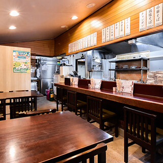 A cozy shop next to the approach to Hakozaki Shrine, famous for its “Hojo-e” festival.