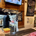 すし酒場 魚あるき - 手前の台で握ってくれます。そこを撮ればよかった…