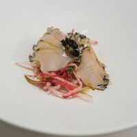 ヌキテパ - 【先附（オー・ドゥヴル、さきづけ）】、"鰒（あはび）"w/紅心蘿蔔絲（なかのあかきおほねせん）