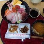 鳥取砂丘にいちばん近いドライブインレストラン砂丘会館 - 海鮮丼
