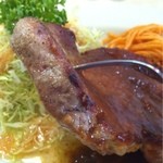 洋食 バルン - 分厚いが柔らか。