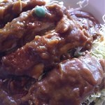 洋食 バルン - カツカレー。550円 グリーンピースも昭和の食べ物。