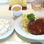 洋食 バルン - ポークソテー。 ナイフとフォークは一緒に包まれてます。