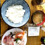 しーらすAQUA - 海鮮丼1480円(税込)酢飯、味噌汁。刺身は乗せ放題。