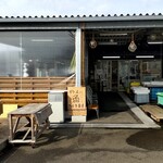 しーらすAQUA - 店内入口。売店もあり刺身などの持ち帰りも可能。