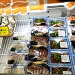 しーらすAQUA - 刺身も豊富にありますが、さすがに高いです。食べ放題で食べまくるので見るだけです。