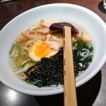 上海華龍 - 【2022.12.7(水)】本日の日替わり①(塩味玉子ラーメン&半チャーハン)900円の塩味玉子ラーメン
