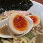 酒肴場 屯 - 味玉は黄身が濃くて美味