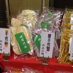 御菓子処　亀屋 - 今回はこちらの「芋煎餅」を買いました。