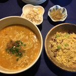 東巴 - 坦々麺セット（980円）　坦々麺、東巴炒飯、サラダ、ザーサイ