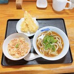 つちや - 天ぷらうどん+鮭とイクラの混ぜご飯