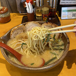 麺場 田所商店 - 麺は極太縮れたまご麺