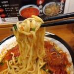 俺の中華たなか家 - 麺リフト⤴️麺も真っ赤に（≧∇≦）