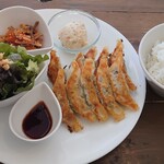 鎌倉餃子 UMINECO WINE＆CAFE - 餃子は小ぶりですが全体的にはまあまあのボリューム