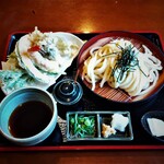 手打ちうどん 自遊席 - 季節の天ぷら盛り合わせ ざるうどん (冷)