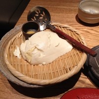 魚匠 銀平 心斎橋店 - 突き出しの豆腐
                